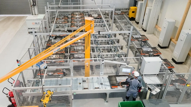 Recykling akumulatorów i ponowne wykorzystanie odzyskanych surowców stają się ważnymi elementami rozwoju europejskiej gospodarki o obiegu zamkniętym. Oferując modułowy zestaw rozwiązań do diagnozowania, rozładowywania i demontażu zużytych akumulatorów pojazdów elektrycznych, firma Bosch Rexroth umożliwia automatyzację tych procesów.