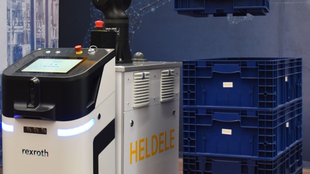 Mobilna stacja robotyczna jest transportowana na swoje stanowisko robocze za pomocą autonomicznego robota mobilnego (AMR) ACTIVE Shuttle firmy Bosch Rexroth i odbiera informacje z systemu kontroli produkcji. Następnie 7-osiowy lekki robot KR810 rozpoczyna samodzielną pracę. (Zdjęcie: HELDELE Automation GmbH)