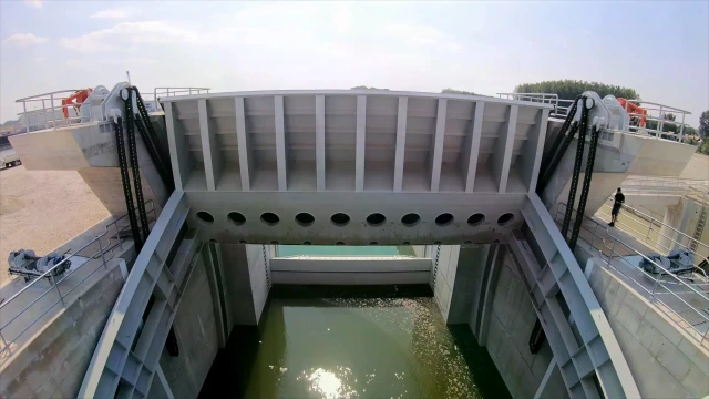 Napęd wrót jazu segmentowego silnikami Hägglunds, Węgry 