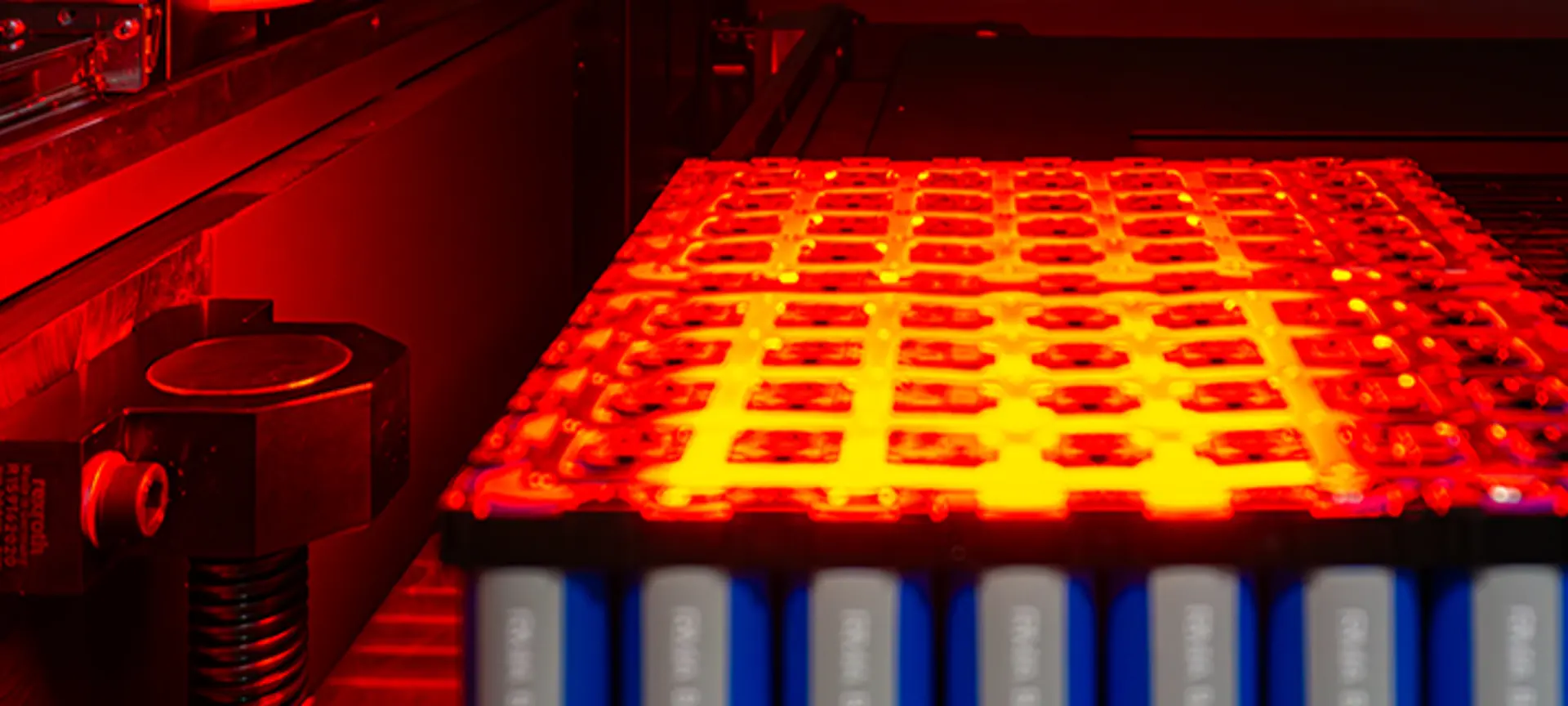 RMA, producent maszyn serii Battery Welder do spawania laserowego modułów baterii, zwiększa wydajność swoich maszyn dzięki wysoce kompaktowemu systemowi wieloosiowemu firmy Bosch Rexroth.