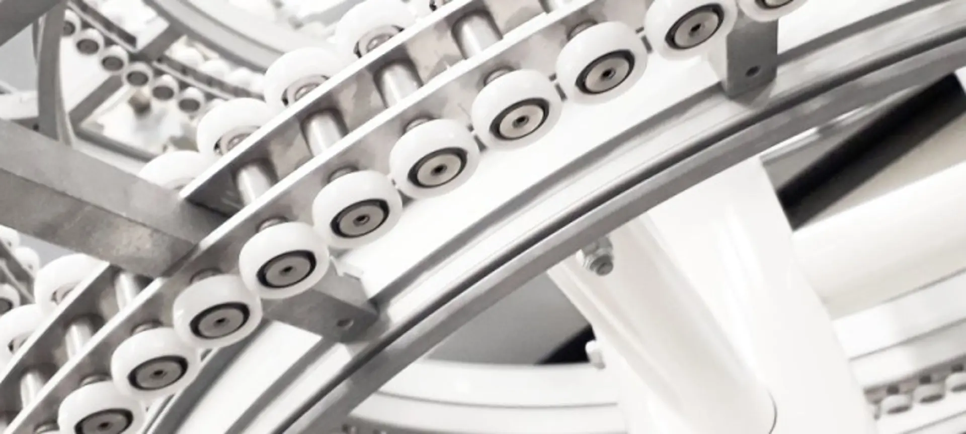 Produkty muszą być dziś pakowane coraz szybciej i taniej, a indywidualne produkty oraz małe serie wymagają dużej elastyczności. Dodatkowo w wielu zakładach produkcyjnych ograniczona przestrzeń stanowi istotne wyzwanie. Dzięki systemom przenośników łańcuchowych VarioFlow plus firma Bosch Rexroth dostarcza kluczowe komponenty umożliwiające elastyczny i ekonomiczny transport. 