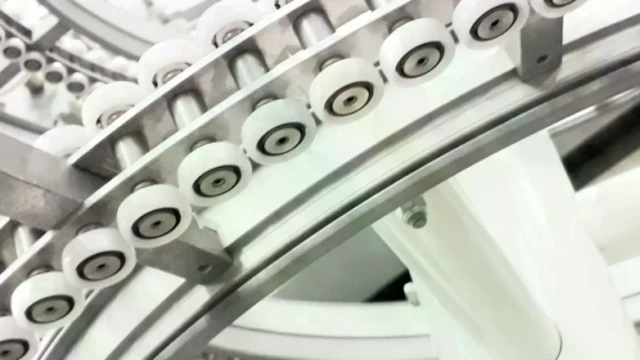 Produkty muszą być dziś pakowane coraz szybciej i taniej, a indywidualne produkty oraz małe serie wymagają dużej elastyczności. Dodatkowo w wielu zakładach produkcyjnych ograniczona przestrzeń stanowi istotne wyzwanie. Dzięki systemom przenośników łańcuchowych VarioFlow plus firma Bosch Rexroth dostarcza kluczowe komponenty umożliwiające elastyczny i ekonomiczny transport. 