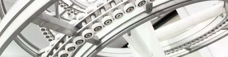 Produkty muszą być dziś pakowane coraz szybciej i taniej, a indywidualne produkty oraz małe serie wymagają dużej elastyczności. Dodatkowo w wielu zakładach produkcyjnych ograniczona przestrzeń stanowi istotne wyzwanie. Dzięki systemom przenośników łańcuchowych VarioFlow plus firma Bosch Rexroth dostarcza kluczowe komponenty umożliwiające elastyczny i ekonomiczny transport. 