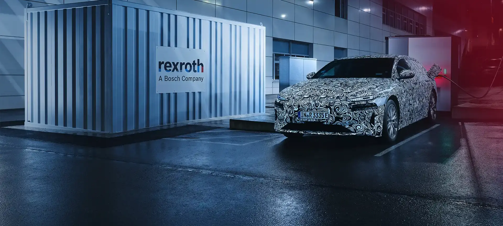 Pojazdy elektryczne muszą funkcjonować z różną infrastrukturą ładowania na całym świecie. Podczas projektowania pojazdów Audi korzysta z innowacyjnej symulacji sieci energetycznej, która została zrealizowana przy użyciu komponentów systemu automatyzacji ctrlX AUTOMATION firmy Bosch Rexroth.