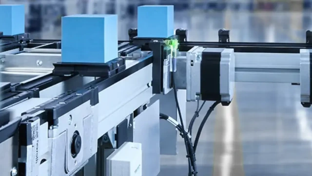 Dzięki nowym, zelektryfikowanym modułom do systemu transportowego TS 1 firma Bosch Rexroth oferuje większą elastyczność w projektowaniu linii transportu materiałów oraz dodatkowe funkcje zwiększające produktywność w procesach montażowych. 