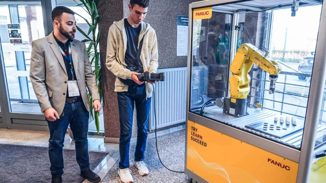 Robot i dwóch panów
