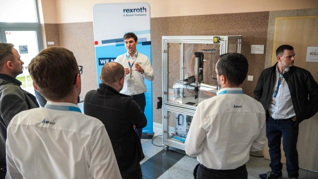 prezenter przy stanowisku Bosch Rexroth