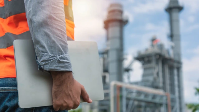 En man tittar på ett värmevärk