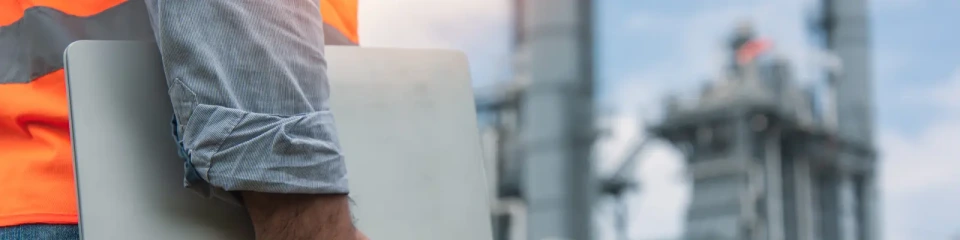 En man tittar på ett värmevärk