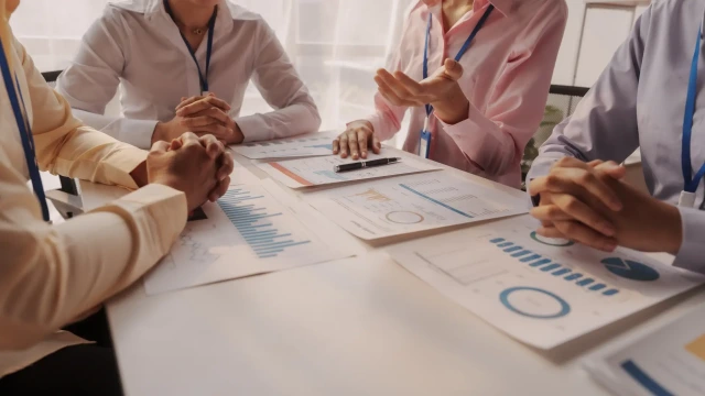 Personer vid ett skrivbord