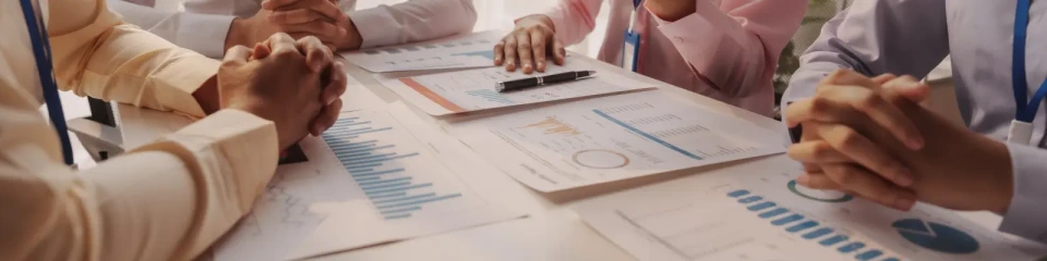 Personer vid ett skrivbord