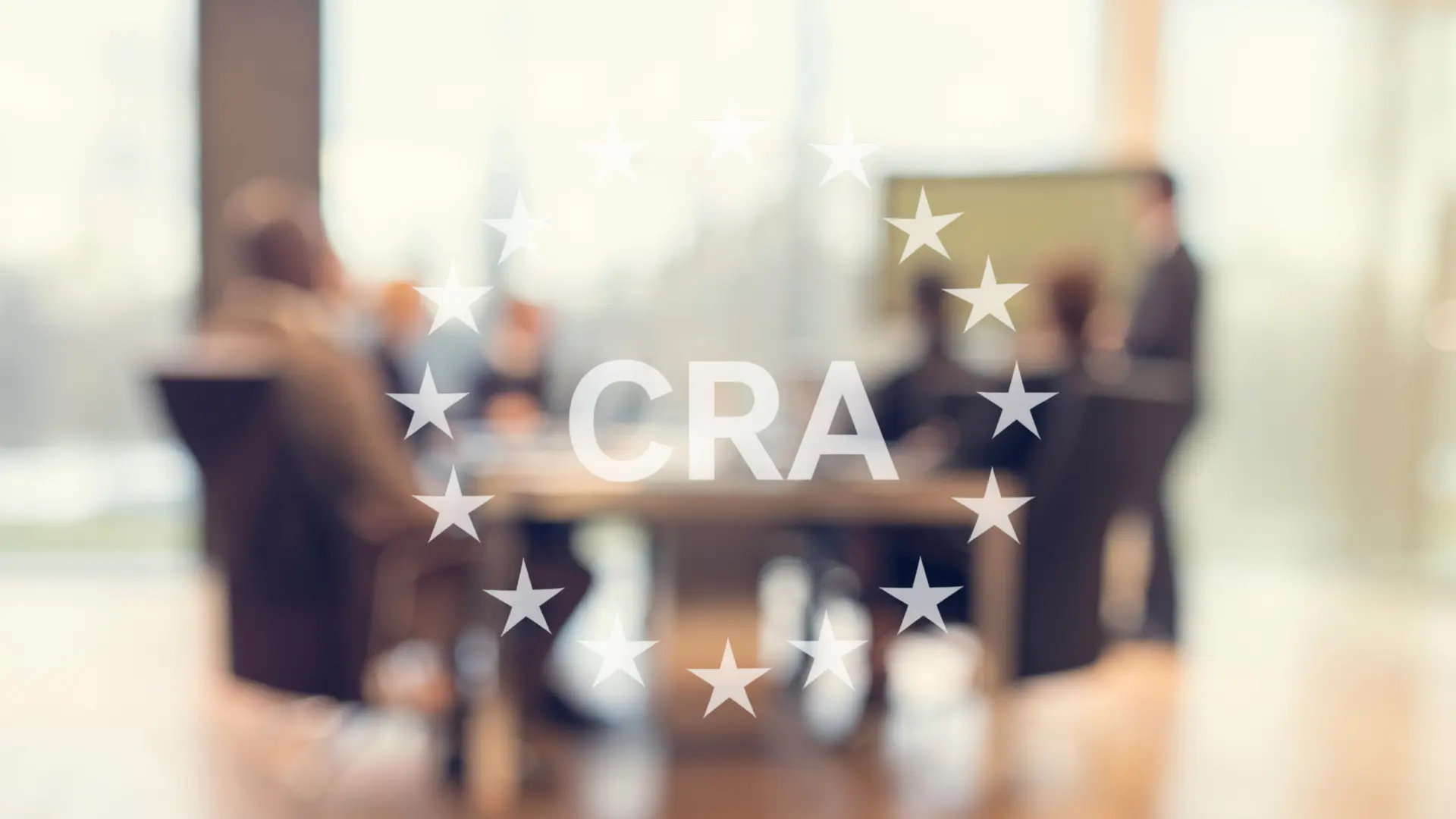 Oskarp bild av personer i ett konferensrum med CRA:s Europa-symbol överst i bilden. 