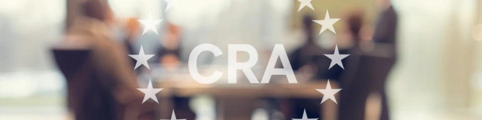 Oskarp bild av personer i ett konferensrum med CRA:s Europa-symbol överst i bilden. 