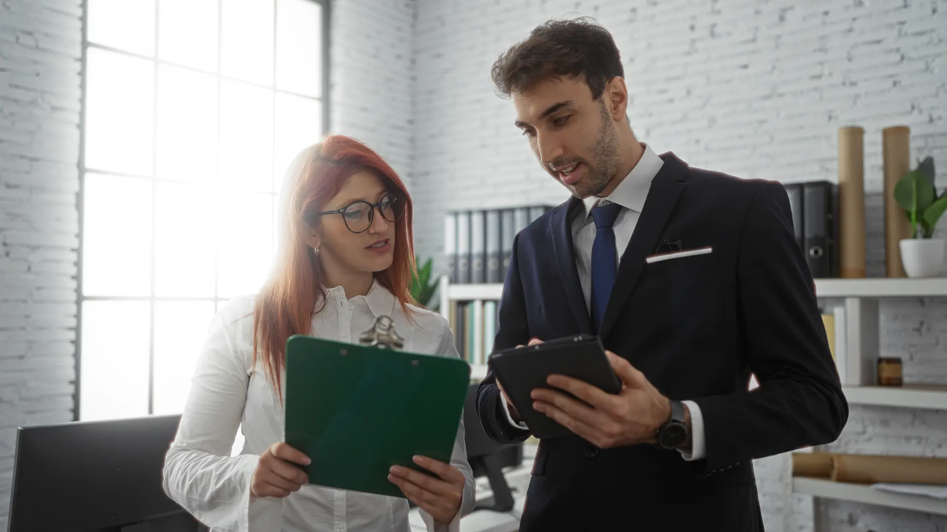 Två personer på ett kontor