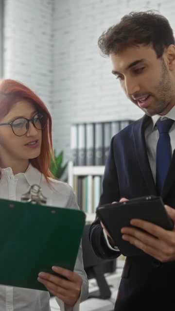 Två personer på ett kontor