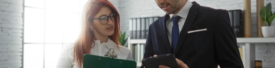 Två personer på ett kontor