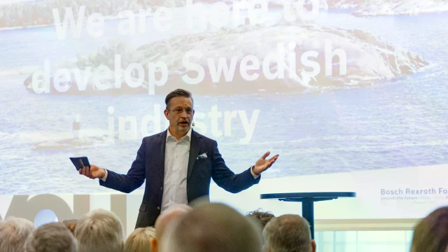 Anders Garnell talar på scen