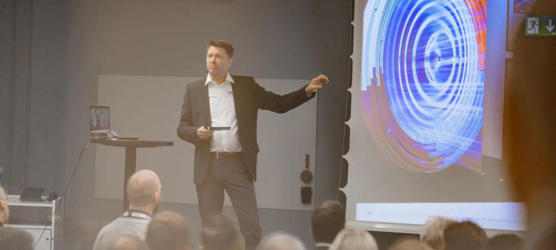 En man står på en scen på Bosch Rexroth Forum