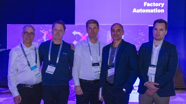 En grupp poserar på Bosch Rexroth Forum