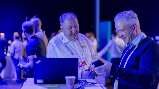 Två män tittar på produkter på Bosch Rexroth Forum