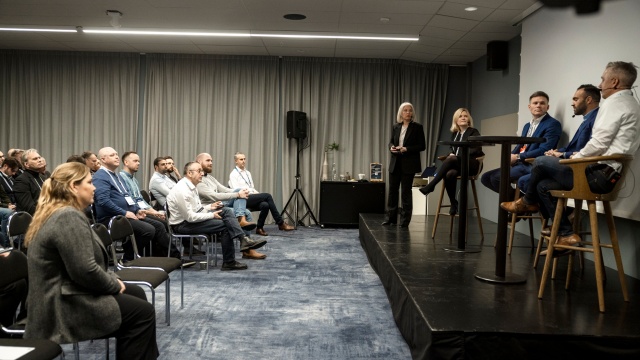 En publik lyssnar på en paneldiskussion på Bosch Rexroth Forum