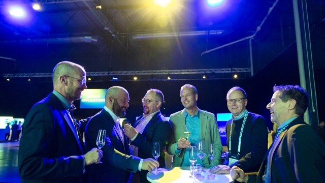 Deltagare minglar på Bosch Rexroth Forum