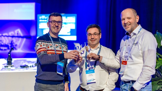 Tre män poserar på Bosch Rexroth Forum