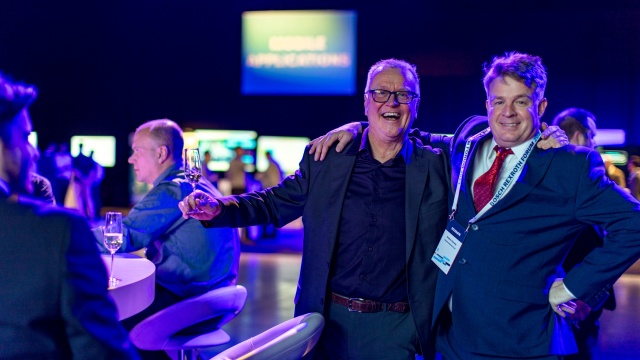 Två män ler glatt på Bosch Rexroth Forum
