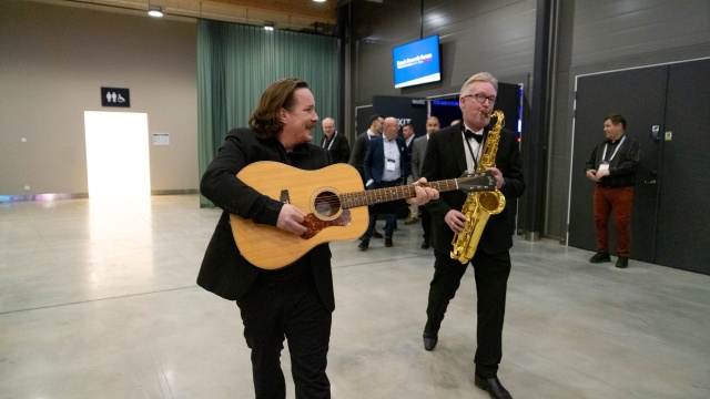 Två män med gitarr och saxofon spelar på Bosch Rexroth Forum