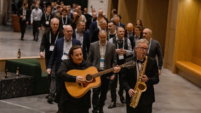 Musiker leder ett tåg med deltagare på Bosch Rexroth Forum