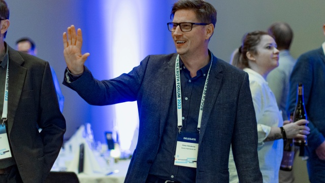 En man vinkar på Bosch Rexroth Forum