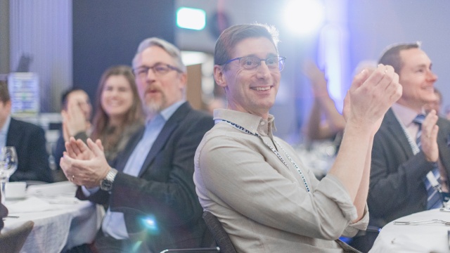 Människor klappar på Bosch Rexroth Forum