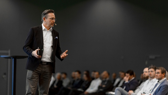 Anders Garnell talar på scen, Bosch Rexroth Forum
