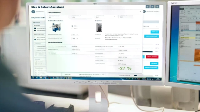 Två personer sitter vid en dator och tittar på tekniklösningar