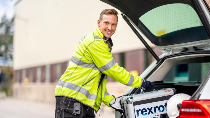 En Bosch Rexroth-servicetekniker arbetar ute på fältet