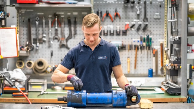 En Bosch Rexroth servicetekniker lagar en cylinder i verkstaden