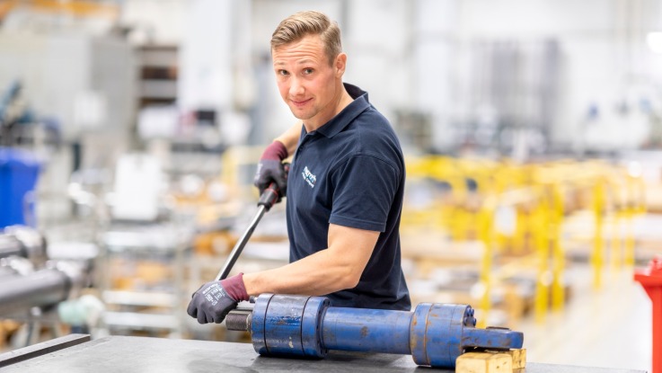 En Bosch Rexroth-servicetekniker reparerar en maskin