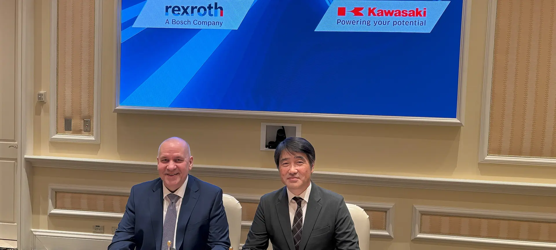 2 Mart 2026’da ABD’nin Las Vegas, Nevada kentinde Mutabakat Zaptı’nın imza töreninde: Bosch Rexroth Yönetim Kurulu Üyesi Steffen Haack ve Kawasaki Heavy Industries Hassas Makineler & Robot Şirketi Başkanı Yoshimoto Matsuda (görsel kaynağı: Bosch Rexroth)