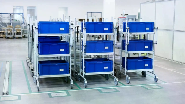 Whether it be a material shuttle, flow rack and transport systems or workstations: The EcoShape tubular framing systemis beneficial wherever materials flow and are assembled. 