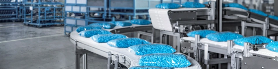 VarioFlow belt conveyor with a very fine-meshed, almost closed and flat surface for FMCG and pharmaceutical/healthcare applications