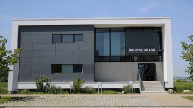 Vor dem Innovation Lab Gebäude