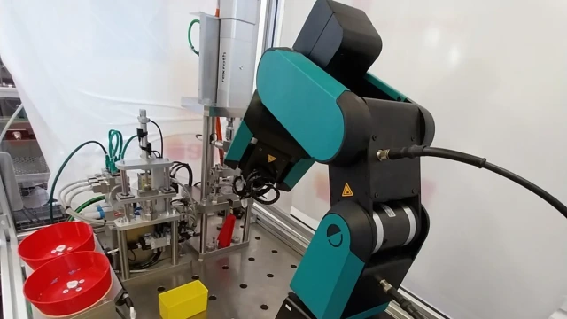 On the right in the foreground is “Horst”, a cobot from Fruitcore; on the left behind it is the ctrlX Core control from Rexroth in an aluminum frame