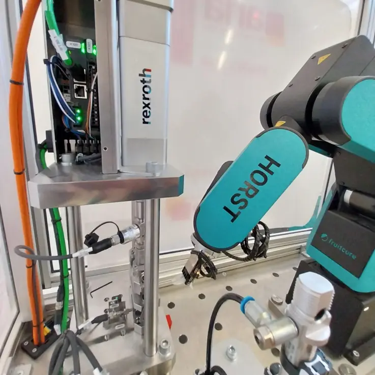 On the right side is “Horst”, a cobot from Fruitcore, on the left side is the ctrlX Core control from Rexroth in an aluminum frame
