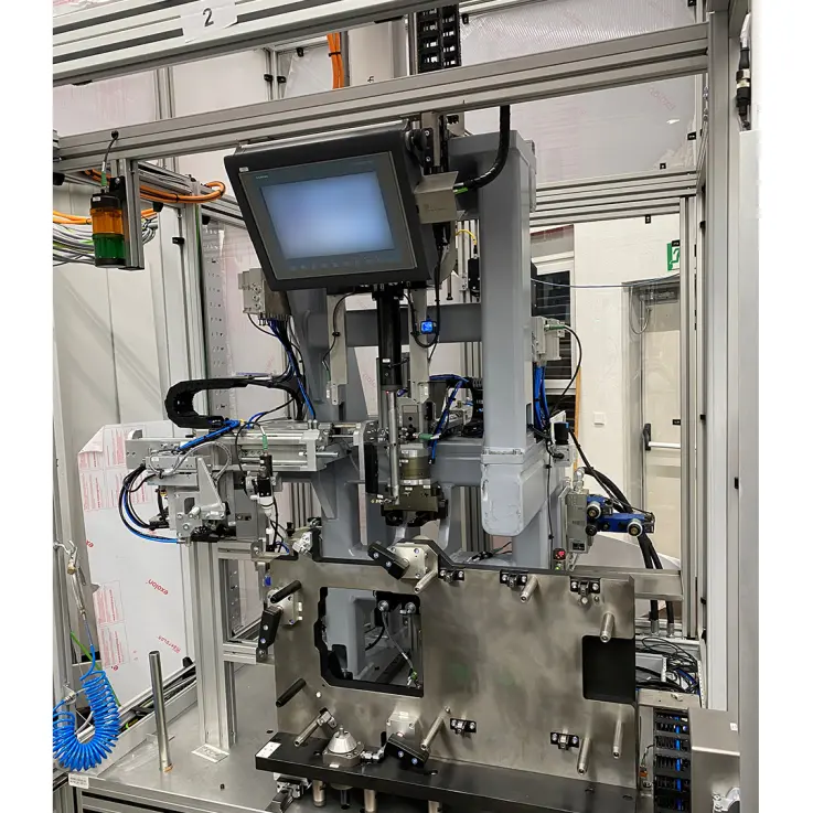 Estación de montaje con la bandeja de aceite asentada (abajo), el tubo a prensar (centro) y el Smart Function Kit de prensado (arriba, al fondo). (Copyright: KMS Automation)
