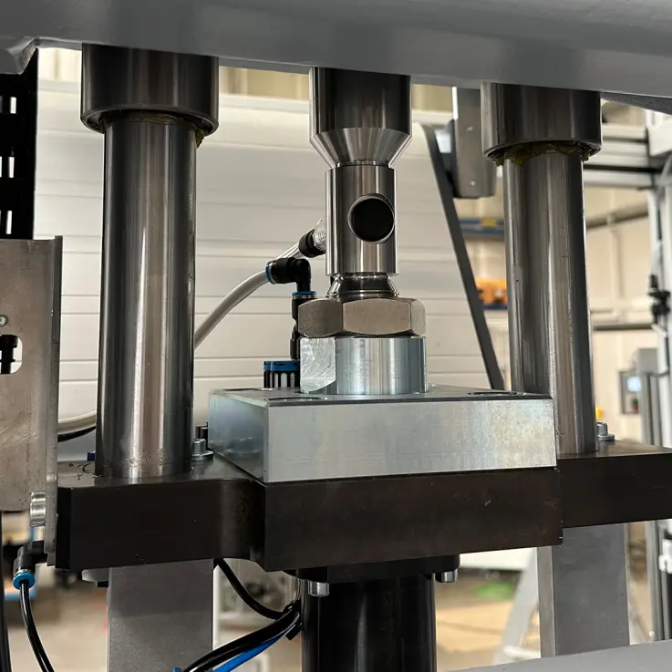 El sensor de fuerza se pide junto con el Smart Function Kit de prensado como accesorio opcional y se suministra como parte de un paquete completo preconfigurado. (Copyright: KMS Automation)