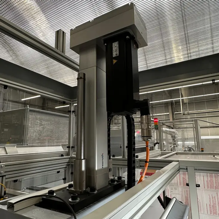 Todo de un único proveedor: El Smart Function Kit seleccionado, con una fuerza de prensado de 19 kN y una carrera de 300 mm, está montado sobre un armazón de acero: KMS Automation fabricó el resto del armazón de la máquina utilizando elementos del kit de herramientas de perfiles de aluminio de Bosch Rexroth. (Copyright: KMS Automation)