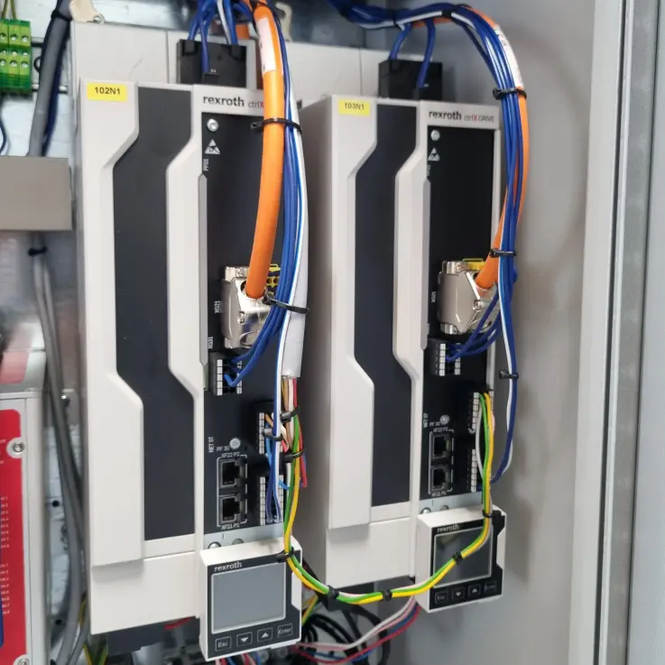 Deux unités ctrlX-DRIVE de Bosch Rexroth installées dans une presse hybride de Boschert