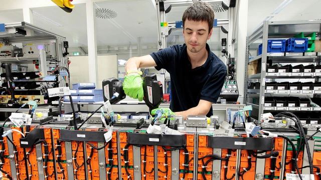 Tightening connections for complex battery assembly in Bosch factory