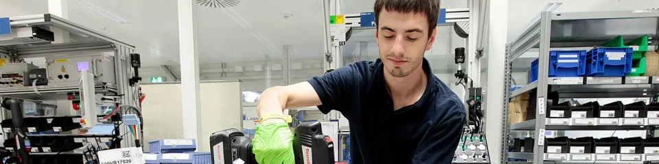 Tightening connections for complex battery assembly in Bosch factory