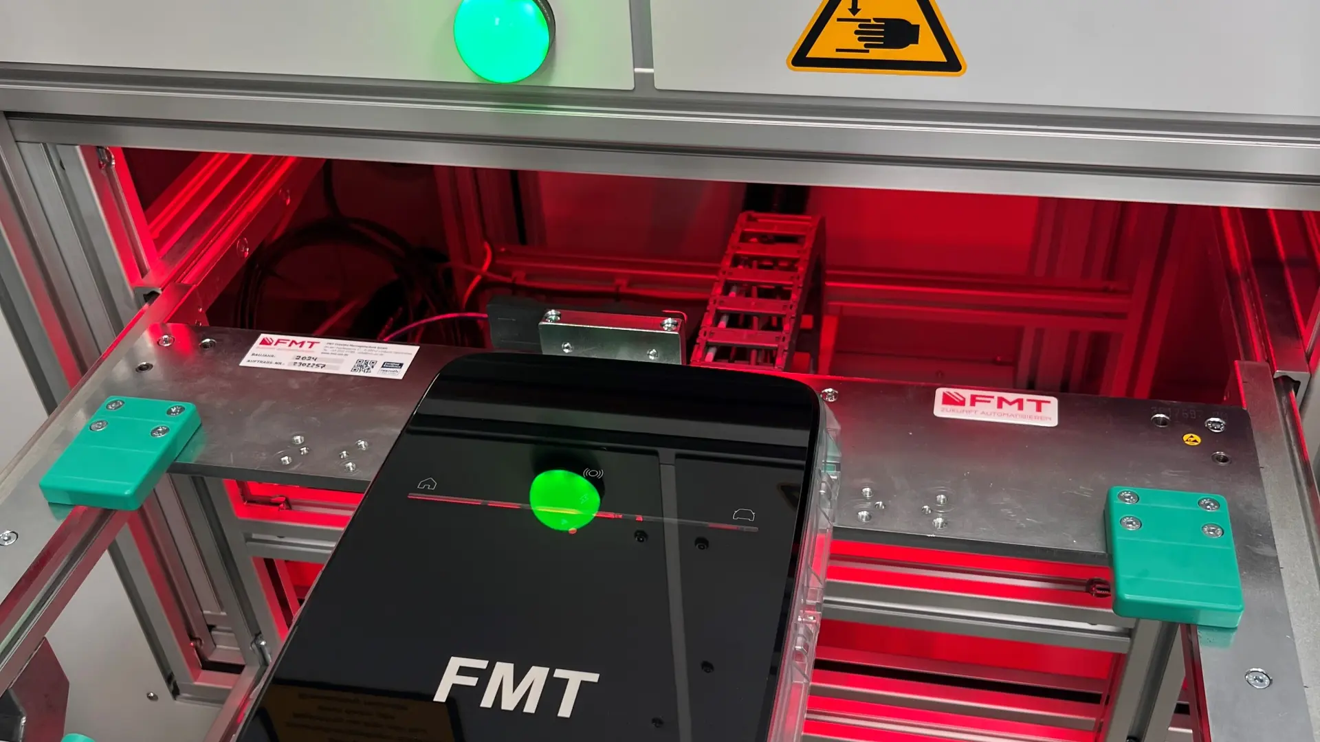 Wallbox beim Einschub in die Laserzelle